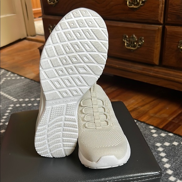 Skechers - Picture 4 of 4